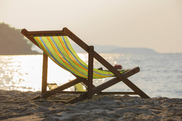 Стільці на пляжі на заході сонця, стілець з пляжу
 - Фото, зображення