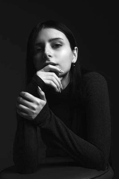 Portrait of the attractive brunette woman. Black and white - Foto, Bild