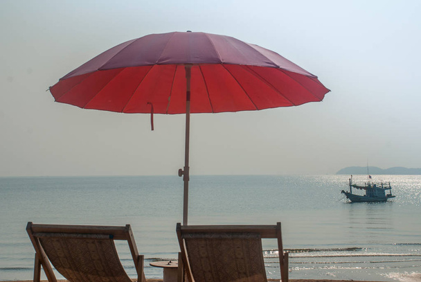2 lůžka pláž s červenými deštníky - Fotografie, Obrázek