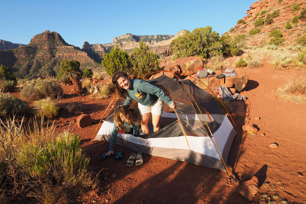 Két testvér kikerülő saját sátrat, a Grand Canyon. - Fotó, kép
