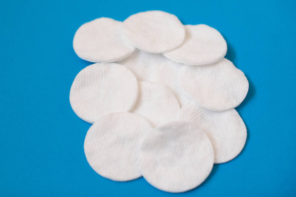 otton pads detergency make up on blue background. Top view flat lay. - Φωτογραφία, εικόνα