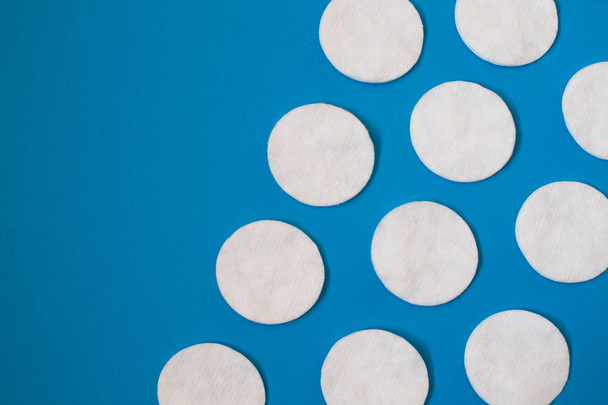 otton pads detergency make up on blue background. Top view flat lay. - Φωτογραφία, εικόνα