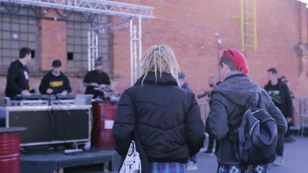 meninas hipster com cabelos coloridos estão ouvindo uma música eletrônica na festa de DJ e dança
 - Filmagem, Vídeo