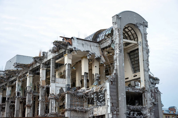 Yıkılan bina yıkım, insan yapımı kazadan sonra. Destekleyici sütunları taşıyan yapıları görülebilir. Tasarım inşaat hataları. - Fotoğraf, Görsel