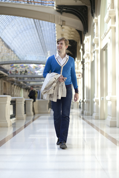 Young man walking in the store - Foto, Imagem