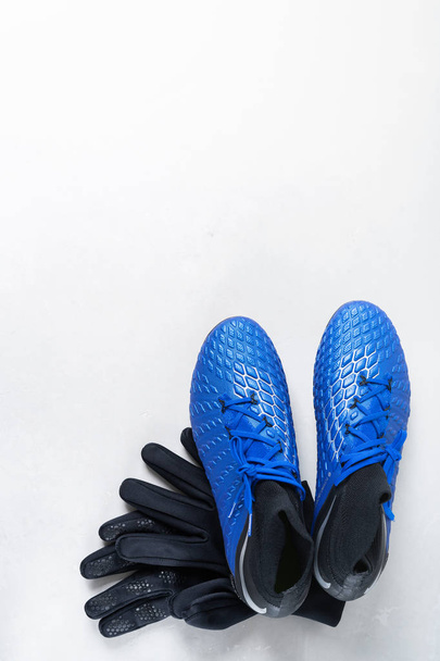 Coppia di calzini calcio scarpe tacchette Nike scarpe e guanti su sfondo bianco
 - Foto, immagini