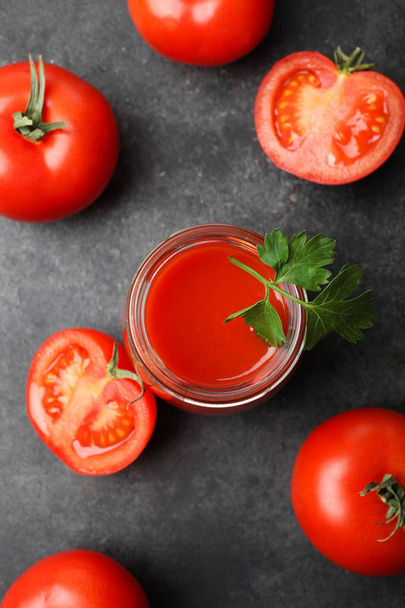 Свежий томатный сок и томаты  - Фото, изображение