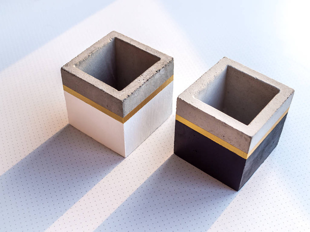 Современный кубический бетонный плантатор. Покрашенный бетонный котел для дома dec
 - Фото, изображение