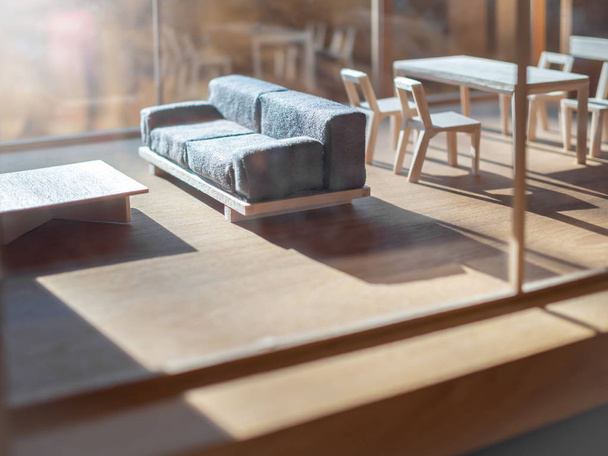 Pohovka a dřevěný stůl v obýváku balzové dřevo modelu - Fotografie, Obrázek