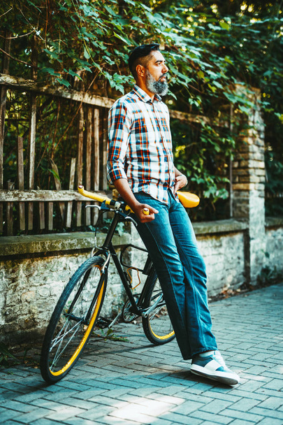 Jeune homme d'affaires occasionnel allant travailler à vélo
. - Photo, image