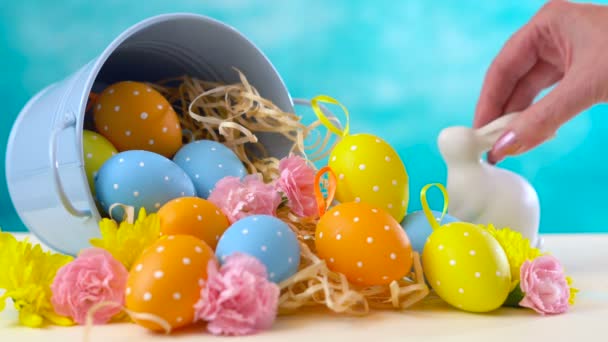 Gelukkig Pasen ornamenten, eieren en Lentebloemen. - Video