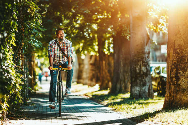 Gelegenheitsunternehmer fährt mit dem Fahrrad zur Arbeit. - Foto, Bild