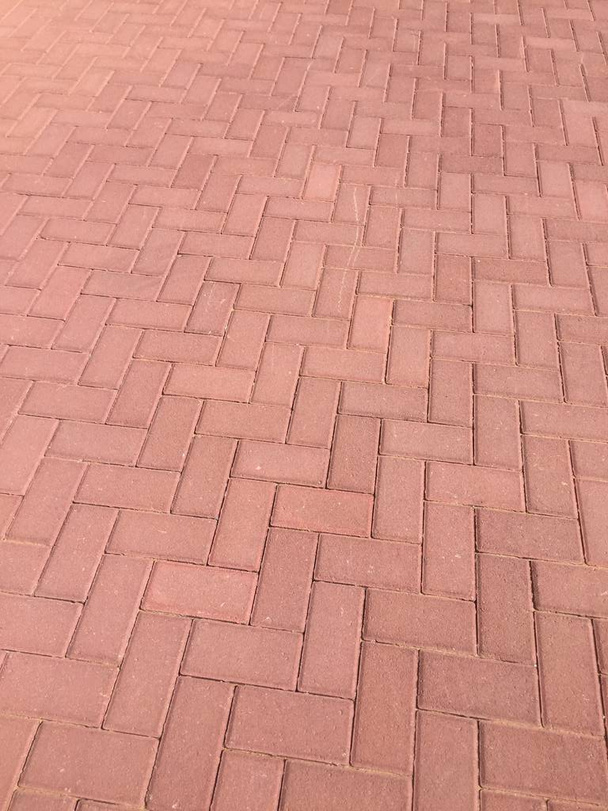 Sendero gastado caminar texturizado, suelo de ladrillo rojo bloque. Rojo marrón rectángulo forma azulejo de arcilla patrón de piso, ladrillo pavimento fondo
. - Foto, Imagen