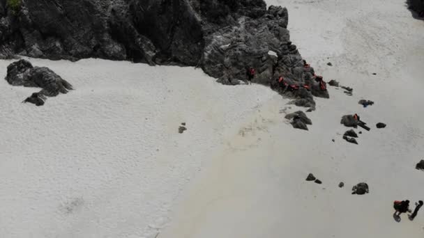 Vista aérea cockburn ilha praia com turista cara acenando mão
 - Filmagem, Vídeo