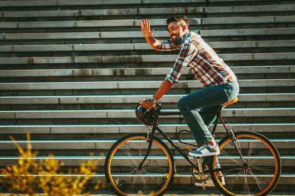 自転車で仕事に行くの成熟したカジュアルなビジネスマン - 写真・画像