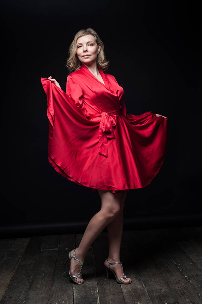 Seksowna blondynka w czerwonej sukni w Studio - Zdjęcie, obraz
