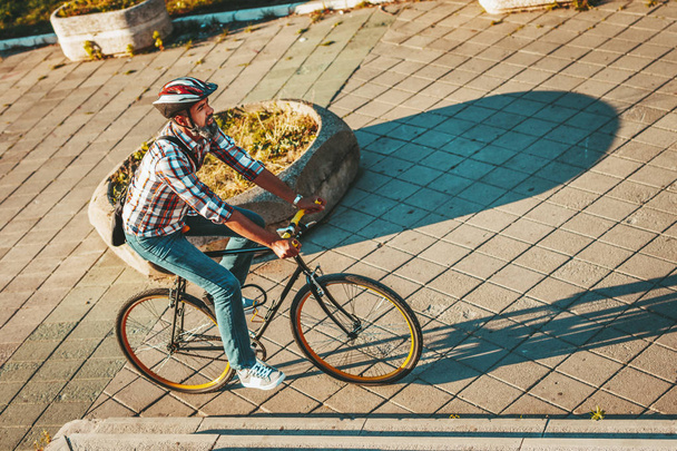 Mature homme d'affaires occasionnel va travailler à vélo
 - Photo, image