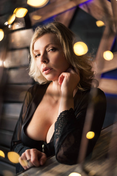 Портрет сексуальної блондинки на тлі вечірніх вогнів
 - Фото, зображення