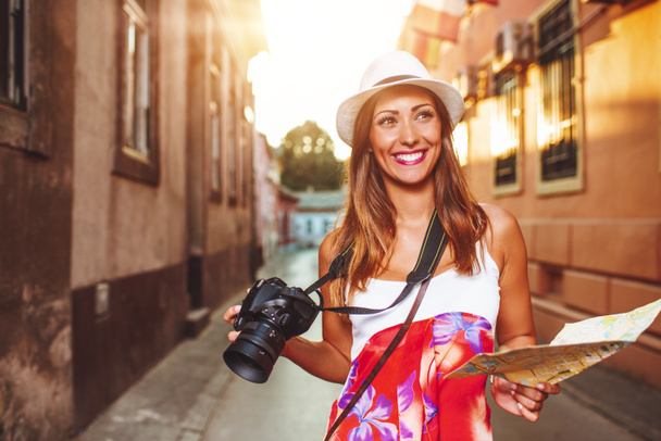 turista joven viajando con cámara digital
  - Foto, Imagen