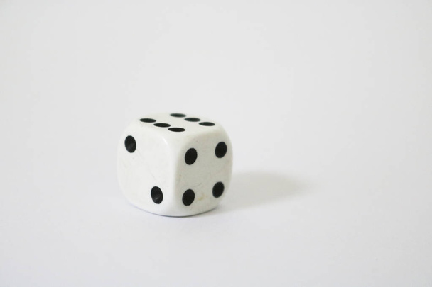 Primer plano de un dado blanco, sobre un fondo blanco, juegos de salón
 - Foto, Imagen