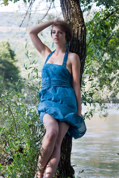 Jeune belle femme près de la rivière
 - Photo, image