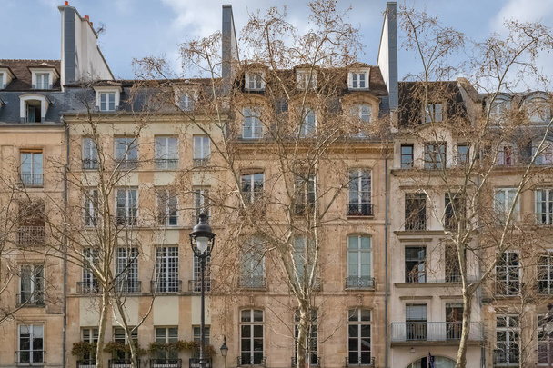 Paris, schöne Gebäude im Marais, typische Pariser Fassaden und Fenster in der Rue Saint-Martin - Foto, Bild