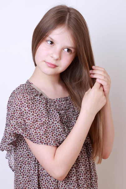 Teenage girl studio portrait - Foto, afbeelding