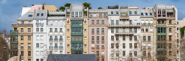 パリ、マレ地区、典型的なパリ風の外観、窓の美しい建物 rue ランビュトー駅 - 写真・画像