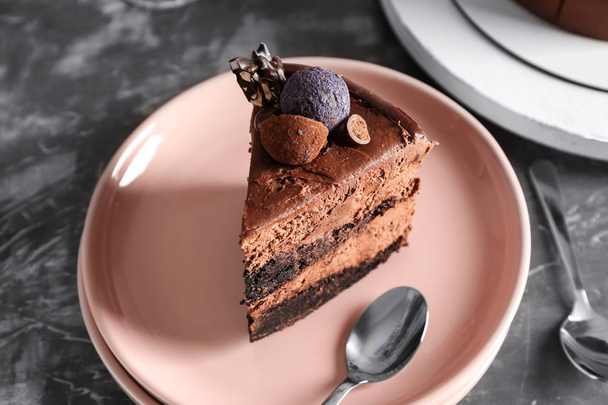 Talerz z kawałkiem smacznego ciasta czekoladowego na stole - Zdjęcie, obraz