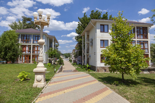 晴れた夏の日のリゾートタウンの風光明媚なストリートビュー。黒海沿岸のロシア南部の人気の観光地.  - 写真・画像