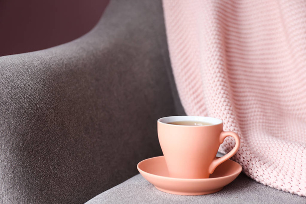 Taza de té caliente en el sillón
 - Foto, imagen