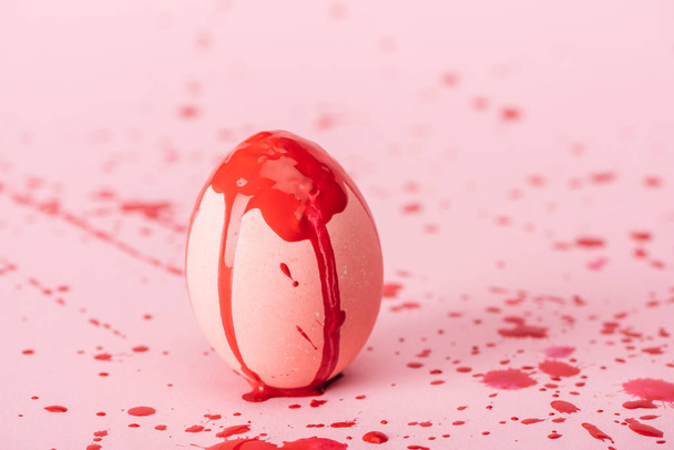 Paskalya yortusu yumurta kırmızı boya ile pembe kopya alanı ile üzerinde döküntüler - Fotoğraf, Görsel