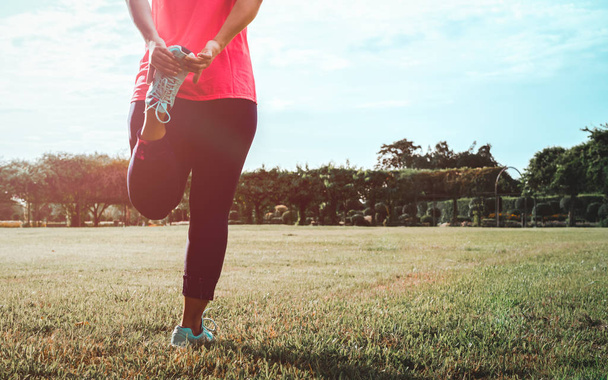 Kadının germe yapması bacaklar için egzersiz. Sporcu kadın prepar - Fotoğraf, Görsel