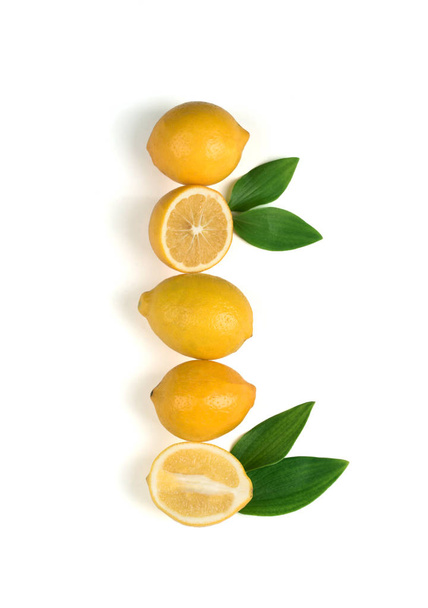 érett citrom, zöld levelekkel - Fotó, kép