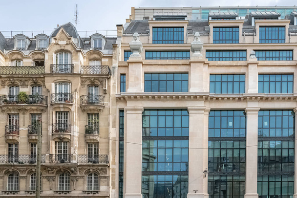 Paříž, starobylé i moderní budovy v Marais, rue du Renard, typické pařížské fasády a okna - Fotografie, Obrázek