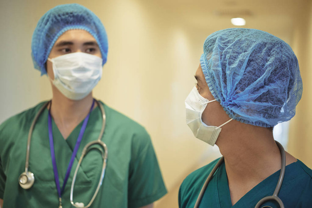 Jeune chirurgien vietnamien parlant à son assistant
 - Photo, image