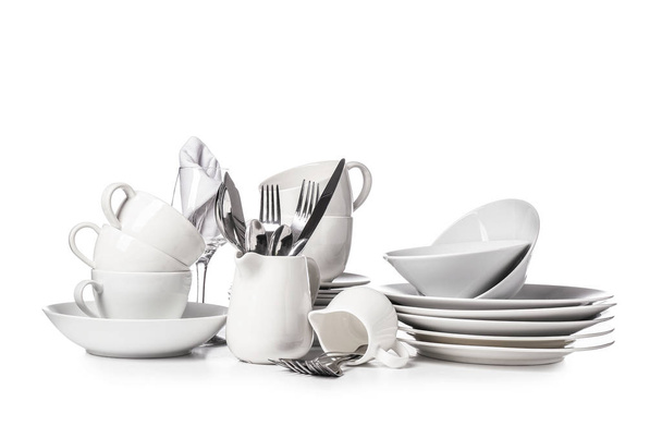 Set de platos limpios sobre fondo blanco
 - Foto, imagen