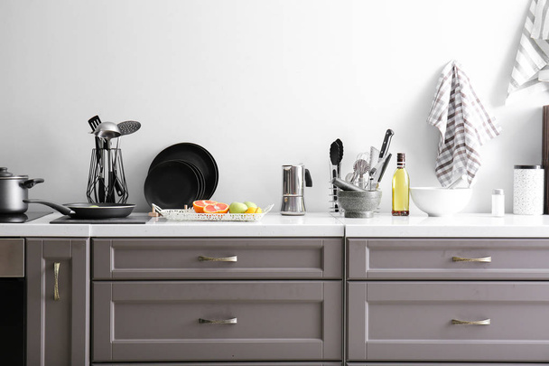 Geschirr mit Produkten auf der Theke in der Küche - Foto, Bild
