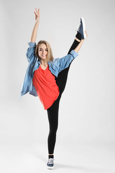 Joven bailarina sobre fondo claro
 - Foto, imagen