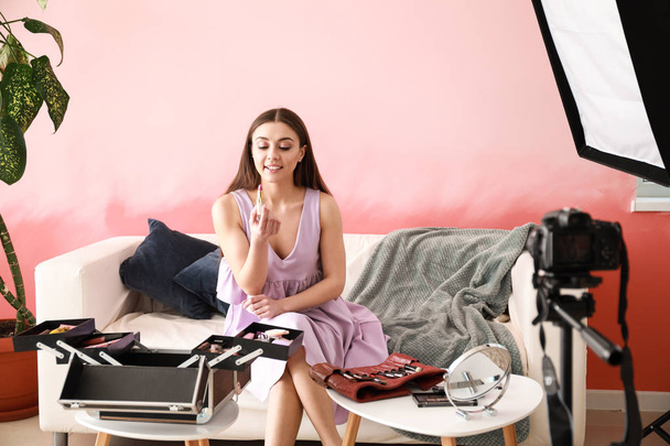 junge Beauty-Bloggerin nimmt Video im Haus auf - Foto, Bild