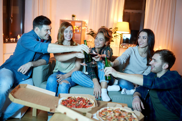 happy friends with drinks and pizza party at home - Zdjęcie, obraz