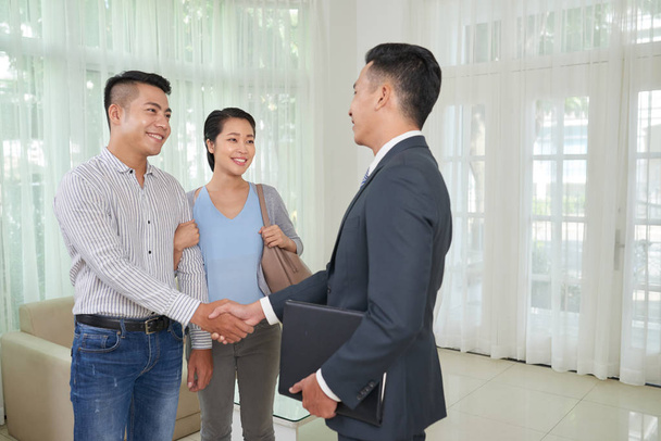 broker immobiliare stringendo la mano del cliente dopo la conferma dell'accordo
 - Foto, immagini