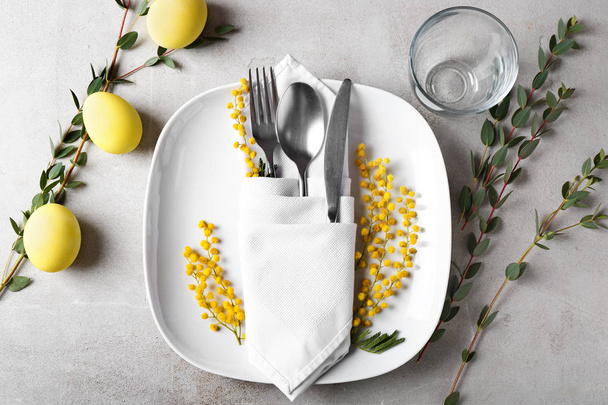 schöne Ostern Tischdekoration auf grauem Hintergrund - Foto, Bild