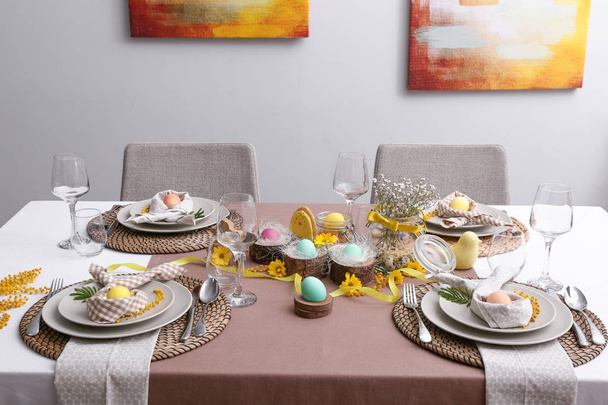 Conjunto de mesa bonita para celebração da Páscoa
 - Foto, Imagem