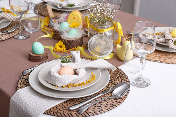 Beau set de table pour la célébration de Pâques
 - Photo, image