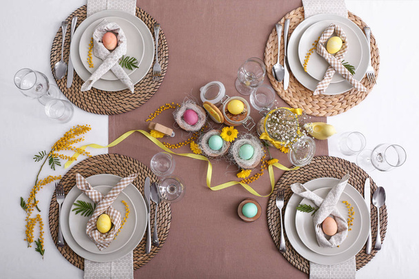 Conjunto de mesa bonita para celebração da Páscoa
 - Foto, Imagem