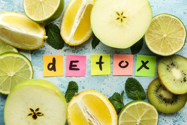 Слово DETOX со свежими фруктами на цветном фоне
 - Фото, изображение