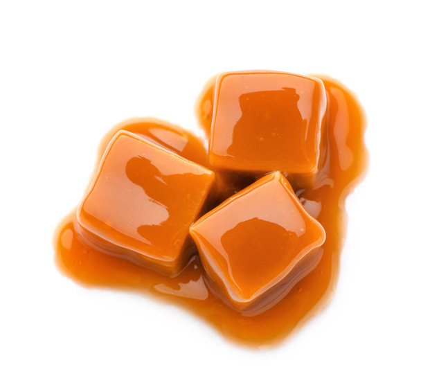 Saborosos doces de caramelo no fundo branco
 - Foto, Imagem