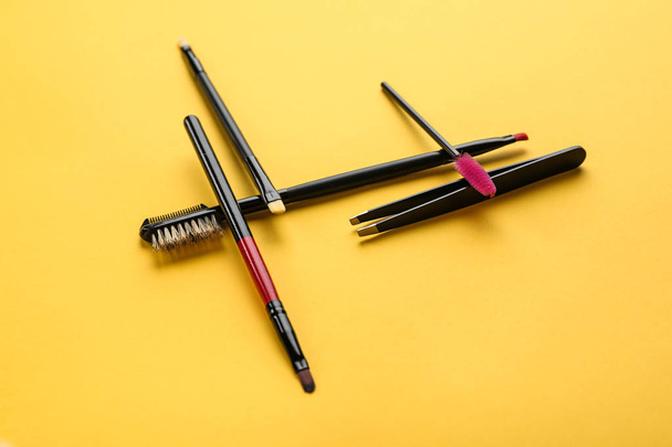 Set of tools for eyebrows correction on color background - Zdjęcie, obraz
