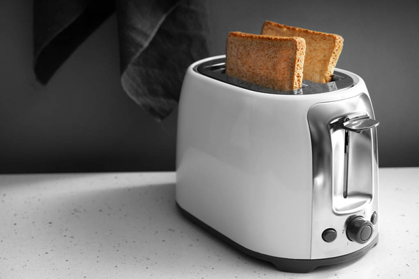 Mutfak masasında ekmek dilimleri olan tost makinesi. - Fotoğraf, Görsel